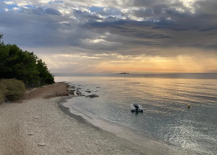 Loumar לינה וארוחת בוקר 4*