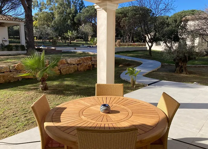 לינה וארוחת בוקר Loumar 4*